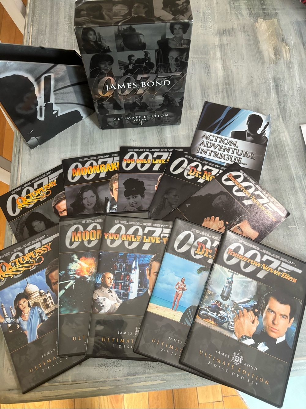 James Bond 007 Ultimate Edition DVD Collection - Black Missing a Disk